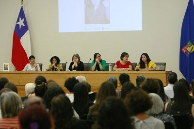 Isabel Torres, de Editorial Universitaria; Faride Zeran; la Premio Nacional, Diamela Eltit; la profesora Laura Albornoz; Jennifer Abate y Antonia Orellana.