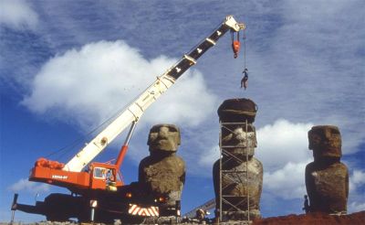 Durante los años '90, un equipo liderado por arqueólogos de la U. de Chile restauraron el monumento. El trabajo permitió volver a poner en pie en su altar a los 15 gigantes de piedra.