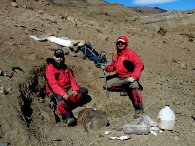Jhonatan Alarcón y Sergio Soto, investigadores de la U. de Chile que lideraron este trabajo, prospectan un sitio en el valle del río Las Chinas, al noroeste de las Torres del Paine.