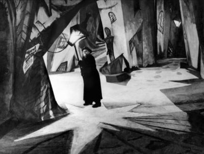 Fotograma de "El gabinete del dr. Caligari", obra emblemática de cine expresionista alemán.