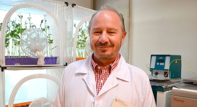 Con más de 30 años de trayectoria el biólogo y egresado de la U. de Chile, Francisco Bozinovic, fue elegido Premio Nacional de Ciencias Naturales 2020.