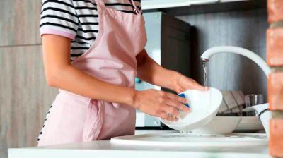 Respecto a las labores domésticas, indica que un 52 por ciento de las mujeres y 37 por ciento de hombres declara hacer mucho más que en el pasado inmediato a la crisis.