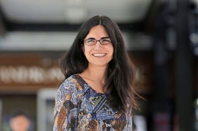 La académica de la Facultad de Economía y Negocios e investigadora COES, Valentina Paredes.