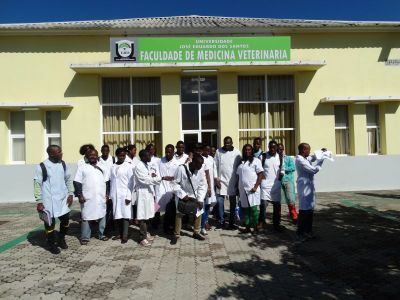 La Facultad de Medicina Veterinaria de la Universidad José Eduardo dos Santos de Angola (UJES), ubicada en la ciudad de Huambo, es la única que imparte la carrera de veterinaria en ese país.