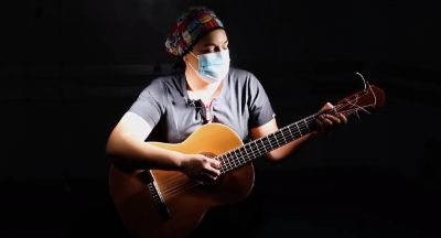 "Décimas para la resistencia en pandemia" es el nombre de la canción creada por la médica del HCUCH, Macarena Ibarra.