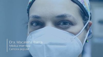 Macarena se desempeño como médica general Puqueldón, Chiloé, donde vio cómo sus colegas del servicio de salud payaban y cantaban décimas. Sus primeras creaciones fueron referentes a esta experiencia.