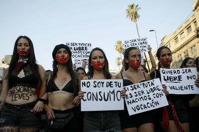 La académica considera que las mejoras de género del sistema han sido gracias a la "presión social por parte de ciertos grupos de mujeres que han estado permanentemente reivindicando sus derechos".