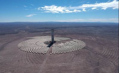 El complejo solar Cerro Dominador en el desierto de Atacama está formado por una planta fotovoltaica (PV) de 100 MW.
