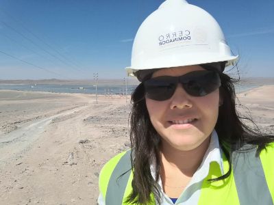 La egresada de la U. de Chile trabaja en Cerro Dominar desde el comienzo del proyecto y está convencida de que la energía termosolar será el reemplazo de la energía termoeléctrica.