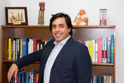Respecto a la nueva Constitución, el académico de la Facultad de Economía y Negocios de la U. de Chile, señala que "se requiere un marco institucional que pueda evolucionar con ductilidad sin crisis".