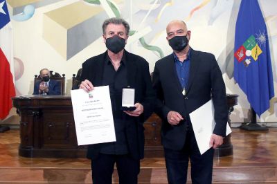 El artista visual Alfredo Jaar recibe la medalla y diploma del Doctor Honoris Causa de manos del Rector (s) Alejandro Jofré.