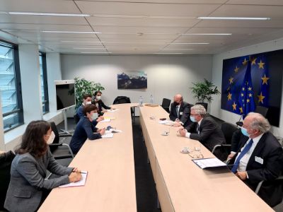 En total, el Rector Vivaldi junto al director de Asuntos Institucionales, Juan Gabriel Valdés, sostuvieron cinco reuniones en la UE.