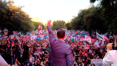 Un multitudinario acto celebrado en el centro de Santiago coronó el triunfo de Gabriel Boric, egresado de nuestro plantel y Presidente electo de Chile.