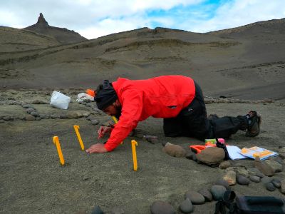 Felipe Suazo, investigador de la Red Paleontológica de la Universidad de Chile, estuvo a cargo del estudio de estos fósiles encontrados en el Valle del Río de Las Chinas, en la Patagonia chilena.