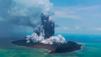 La erupción del volcán submarino provocó una columna de humo de 30 kilómetros de altura, tal como lo captaron los satélites, y envió ceniza, gas y lluvia ácida a extensas zonas.