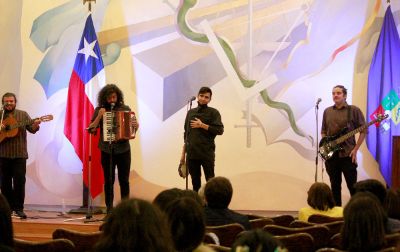 La bienvenida institucional finalizó con la energía en alto gracias al grupo cuequero: "Al Lote", conformado por estudiantes que se conocieron hace 5 años en la Facultad de Artes de la U. de Chile.