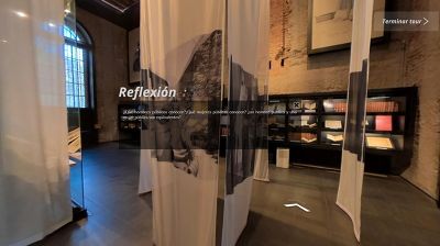 El tour virtual permite recorrer el espacio de la Sala Museo Gabriela Mistral, que alberga la exposición e incentiva la reflexión a través de preguntas a las y los usuarios.