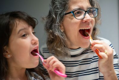 Es importante enseñar desde pequeños a los niños y niñas de la importancia de cepillarse los dientes y mantener una correcta higiene bucal.