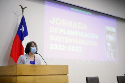 La vicerrectora académica, Rosa Devés, recordó el papel de los estudiantes en la construcción de la Política de Sustentabilidad Universitaria 