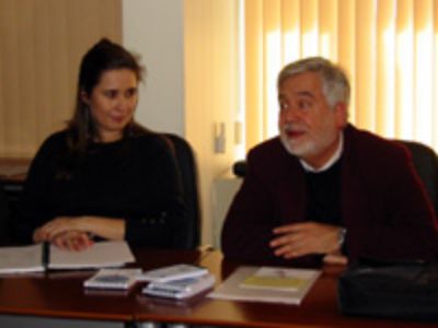 El director de Radio Universidad de Chile y Premio Nacional de Periodismo 2005, Prof. Juan Pablo Cárdenas, junto a la Directora Ejecutiva de la Vicerrectoría de Extensión, Carla Meier.