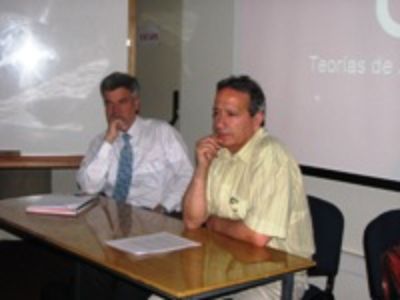 Profesores Andrés Weil y Raúl Villarroel en la tercera mesa