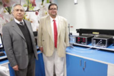 Ítalo Serey, Director Ejecutivo del CENMA, junto a Manuel Leiva, Jefe del Laboratorio de Química y Referencia Medioambiental.