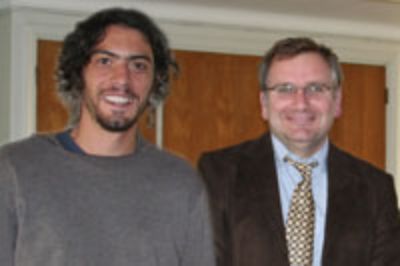 Los Dres. Mario Hamuy y Gastón Folatelli, del Departamento de Astronomía de la Universidad de Chile y del Núcleo Milenio de Estudios de Supernovas (MCSS), participaron en el estudio.
