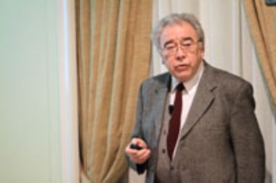 El profesor Bernabé Santelices, miembro de número de la Academia de Ciencias, estuvo a cargo de la presentación del estudio.