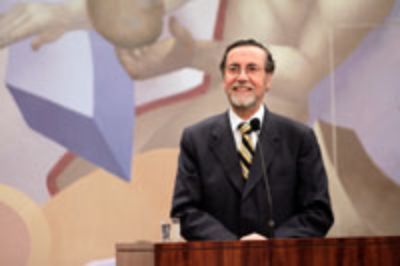 "Esta es la ceremonia, desde el punto de vista académico, más importante que se haya realizado en el país", dijo el rector Víctor Pérez.