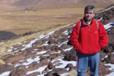 Dr. Diego Morata, quien dirige el Centro de Excelencia en Geotermia de los Andes de la Facultad de Ciencias Físicas y Matemáticas.