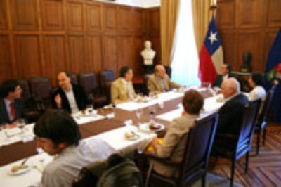 Este solemne y, a la vez distendido encuentro, se realizó el 9 de diciembre en la Casa Central de la U. de Chile. 