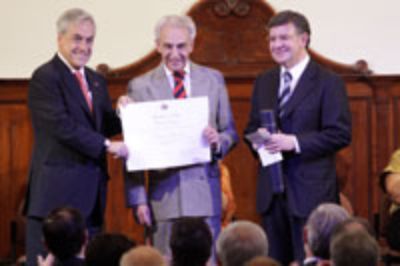 El Prof. Bernardino Bravo de la Facultad de Derecho recibió el Premio Nacional de Historia. 