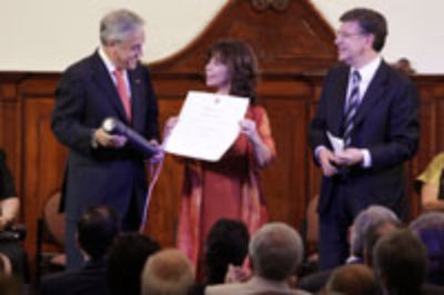  "Este premio me ha conmovido profundamente porque me lo da Chile, un país de poetas, escritores y artistas", expresó la Premio Nacional de Literatura Isabel Allende.