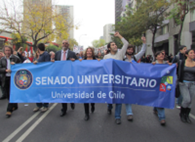 El Senado Universitario adhirió a la manifestación universitaria y marchó por las calles de Santiago.