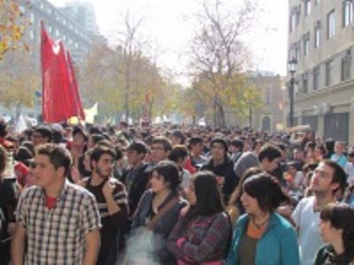 La manifestación alcanzó a reunir a más de 30.000 adherentes y concluyó con un acto en el Paseo Bulnes.