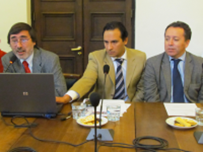 El Dr. Carlo Paolinelli, Director del HCUCH, junto al Dr. Rodrigo Cornejo Rosas y el Director de Administración y Finanzas, Santiago Venegas.