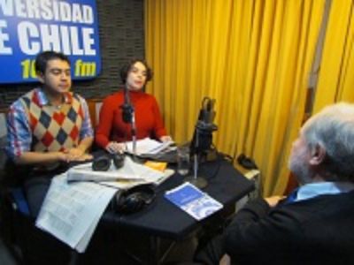 El programa es desarrollado en los estudios de radio Universidad de Chile, ubicados en Miguel Claro 509.