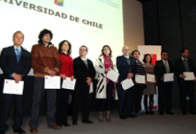 Los académicos de la Universidad de Chile coparon el escenario mientras recibían sus diplomas.
