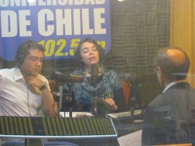 Los periodistas Antonella Estévez y Patricio López conducen cada lunes a las 10:30, el programa Senado Universitario en radio U. de Chile.