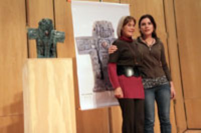 Germana Matta y Camila Vallejo en momentos en que la viuda del artista y Premio Nacional Roberto Matta hizo entrega de una escultura del reconocido maestro chileno.