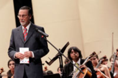  El Rector Víctor Pérez Vera expresó su  "emoción y orgullo de que esta Gala sea ofrecida por jóvenes y profesores de nuestra Casa de Estudios".