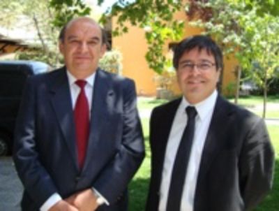 Director de Investigación de la Facultad de Ciencias Químicas y Farmacéuticas, Antonio Zanocco, junto al presidente de la Comisión Central de Propiedad Industrial de la UCH, Eduardo Soto
