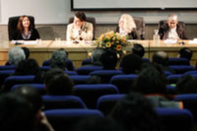 La antropóloga peruana Liuba Kogan, el sociólogo Manuel Canales y la profesora del Instituto de Asuntos Públicos, Verónica Figueroa participaron de un debate moderado por Patricio López.