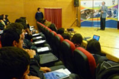  Más de 200 estudiantes de los 13 establecimientos municipales escucharon atentos la información que entregó el equipo de la U. de Chile.