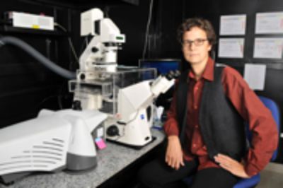 El Profesor Steffan Hartel con los equipos de microscopía.