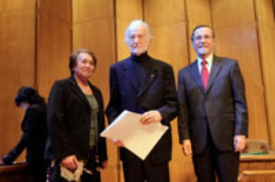  La Decana Clara Luz Cárdenas y el Rector Víctor Pérez con Fernando García. 