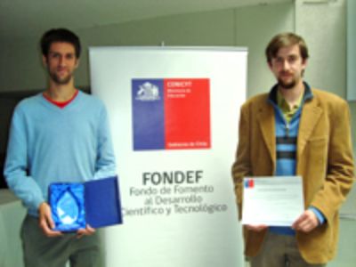 Gonzalo Fernández y Phillip Dettleff, de la Facultad de Ciencias Veterinarias y Pecuarias, ganadores de la Mención Honrosa Dupont. 