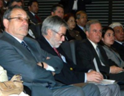 El rector de la U. de Concepción, Sergio Lavanchi, junto al presidente de CONICYT, José Miguel Aguilera, y el Director de Desarrollo y TT de la U. de Chile, Jaime Pozo