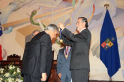 Rector Víctor Pérez Vera le entrega la medalla de los 40 años de servicio a Israel Muñoz Alvarez 