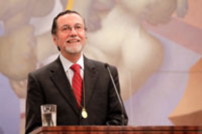 Rector Víctor Pérez Vera dirigiéndose a los homenajeados